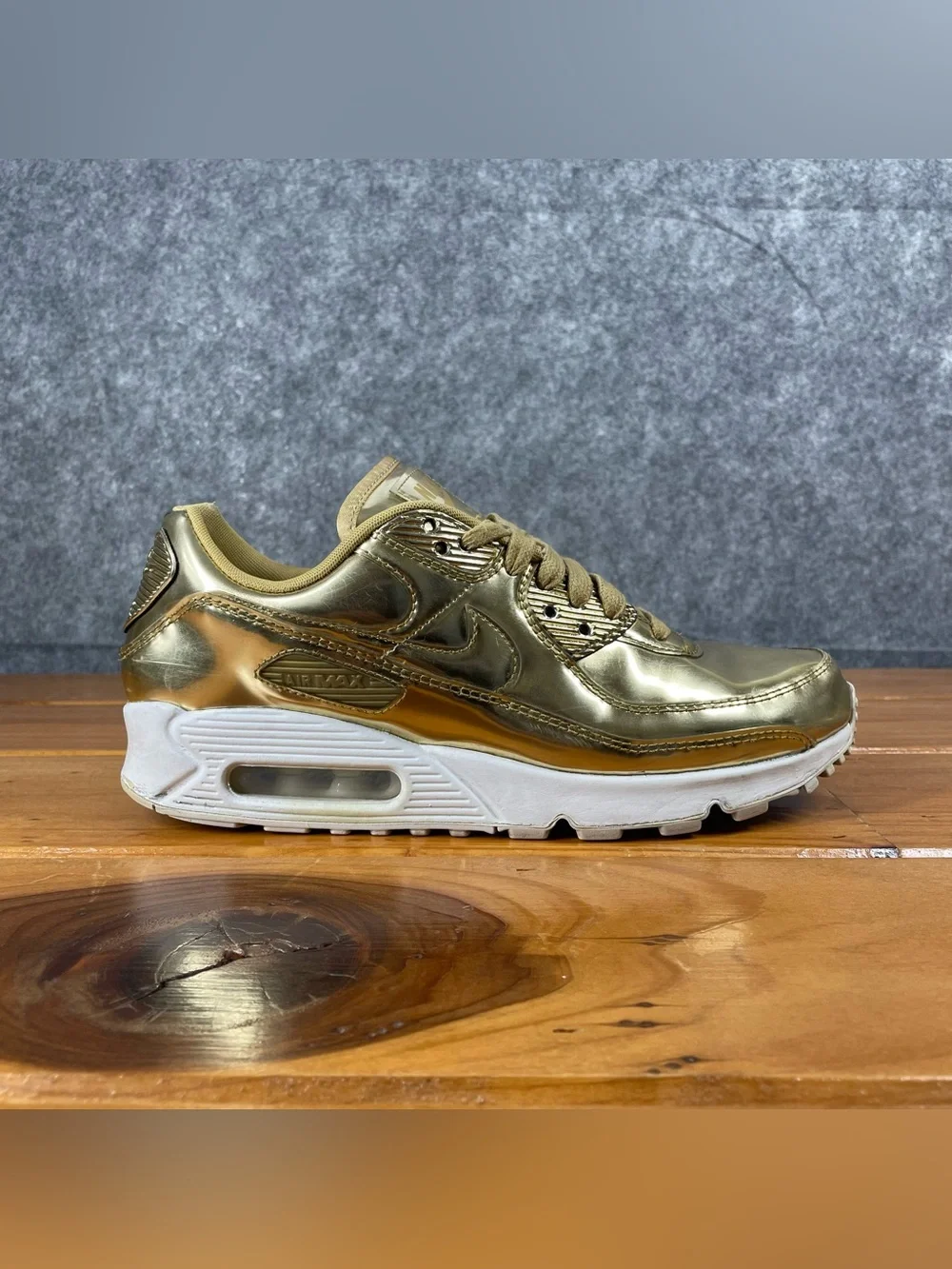 Nike Air Max 90 SP Womens Size 8.5 Metallic Gold Sneakers (CQ6639-700) FLAWS